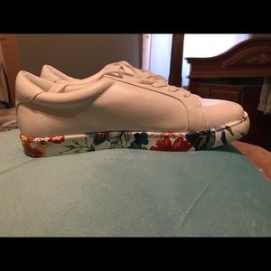 White canvas sneakers with flowers size 10